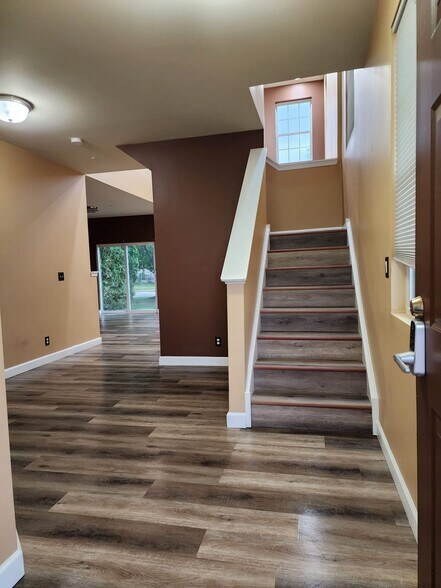 Building Photo - 1157 Goldfinch Ave