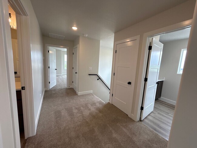 Building Photo - Beautiful Townhome!