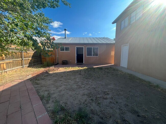 Building Photo - Pleasant 2 Bedroom 1 Bathroom Home In The Monkbridge Gardens Neighborhood!