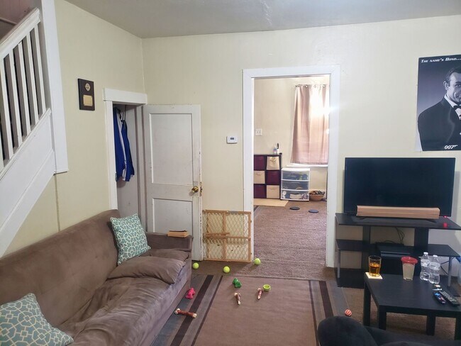 Building Photo - Inviting 2-Bedroom Home with Spacious Livi...