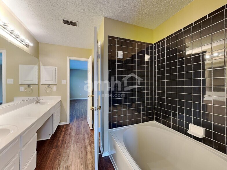 Building Photo - 12206 Rosedown Ln