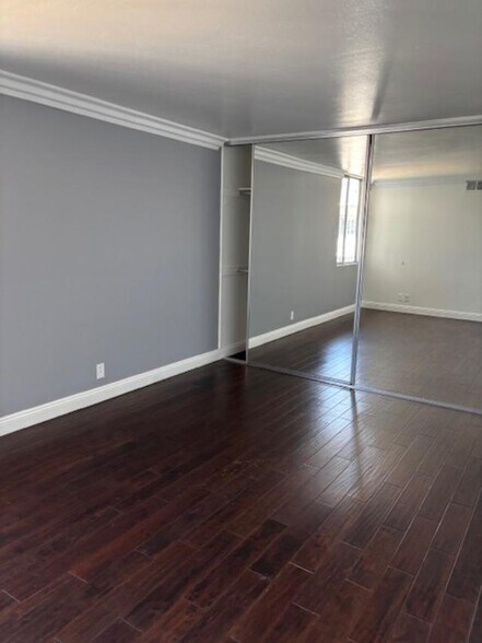 Building Photo - 100 S Doheny Dr