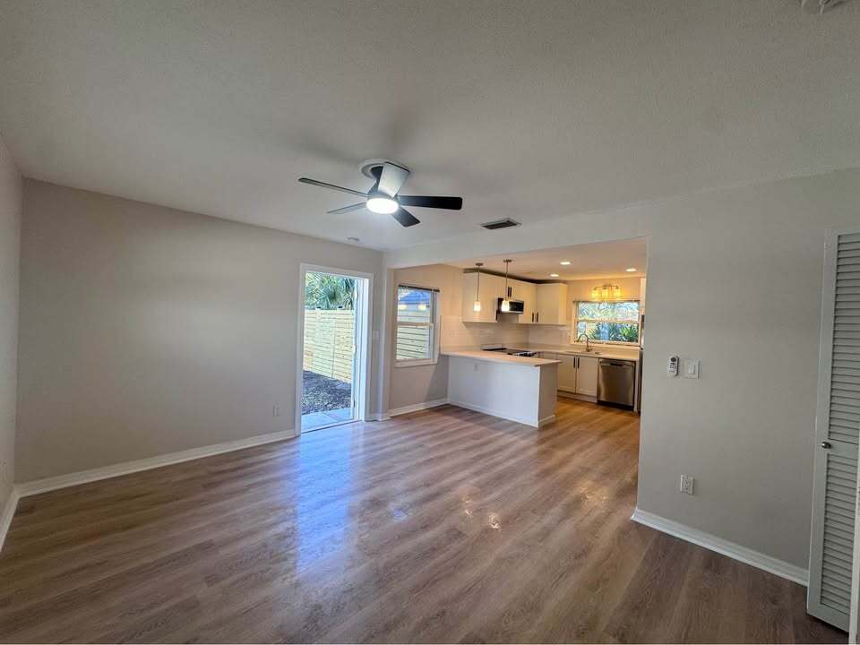 Building Photo - 5547 Kingswood Dr