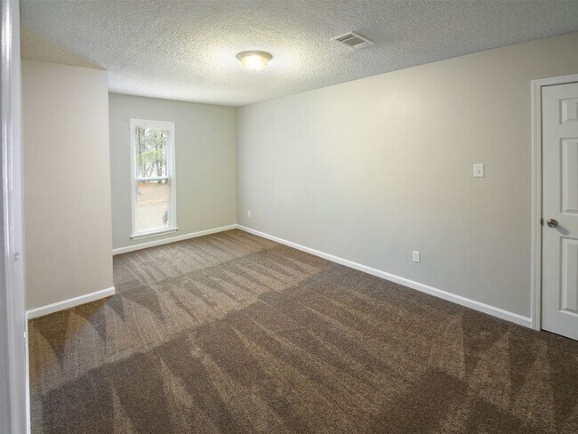 Building Photo - 4 bed, 2.5 bath home with great curb appeal near 385.