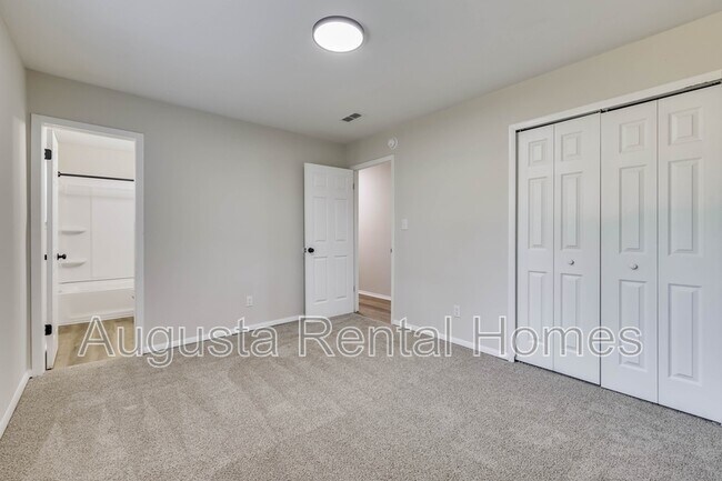 Building Photo - 2404 Southdale Dr