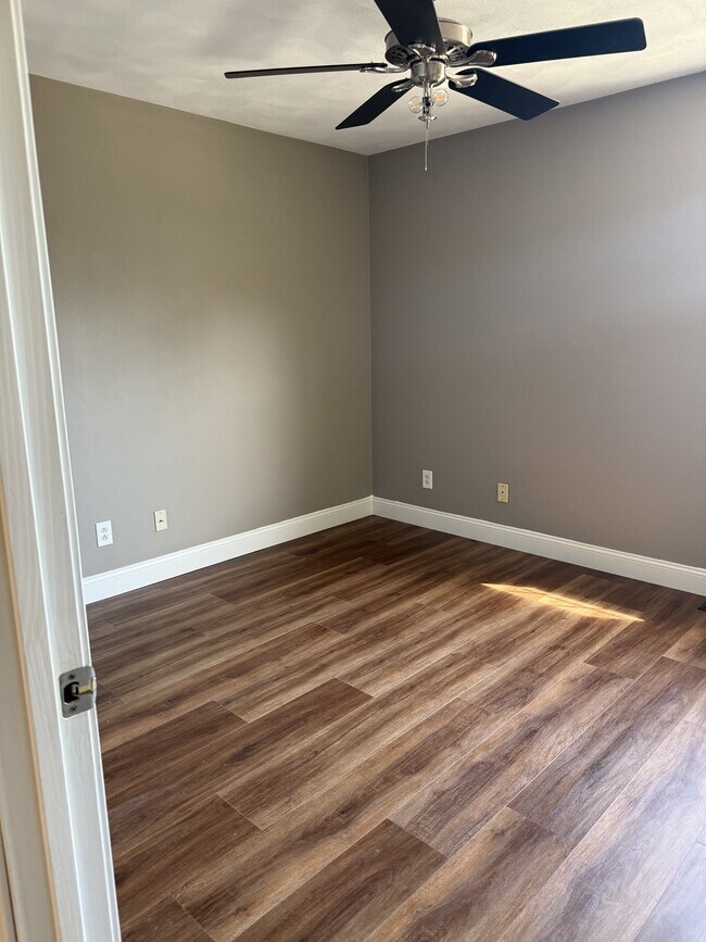Building Photo - 925 Natasha Cir