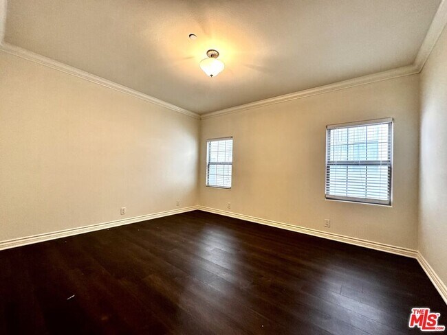 Building Photo - 248 S Reeves Dr