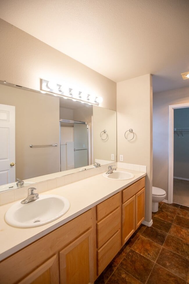 Building Photo - 3 Bedroom Town Home Close to Nike Available !