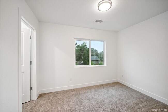 Building Photo - Like New Berkeley Home Available | Blocks from Regis University | TWO WEEKS FREE & $1000 Deposit ...