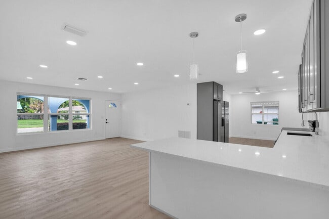Building Photo - 865 SE Tierra Ct