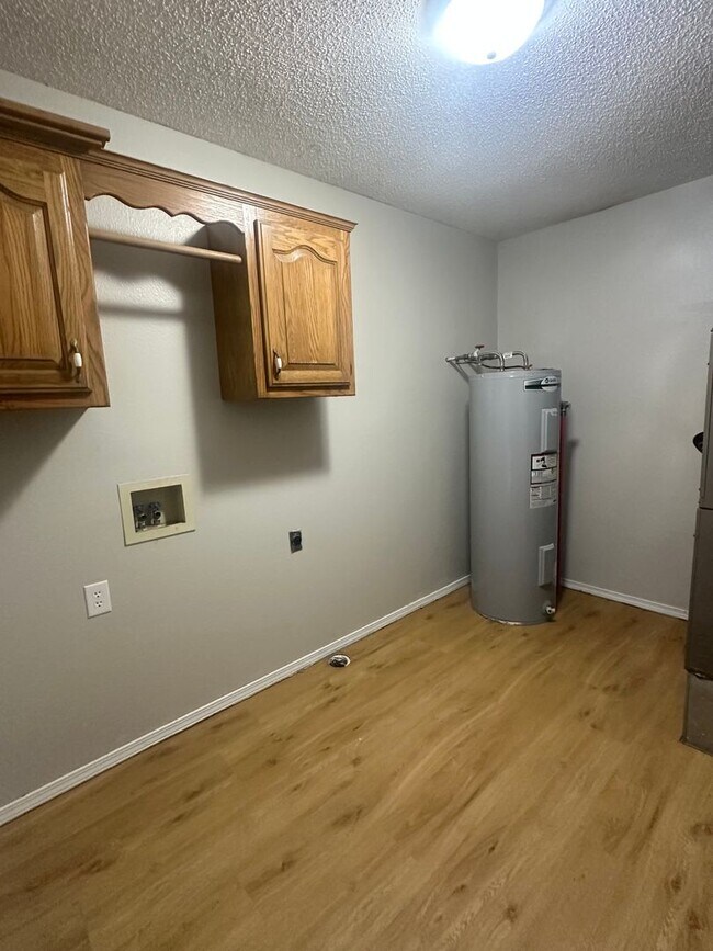 Building Photo - Welcome Home to Nixa Living!