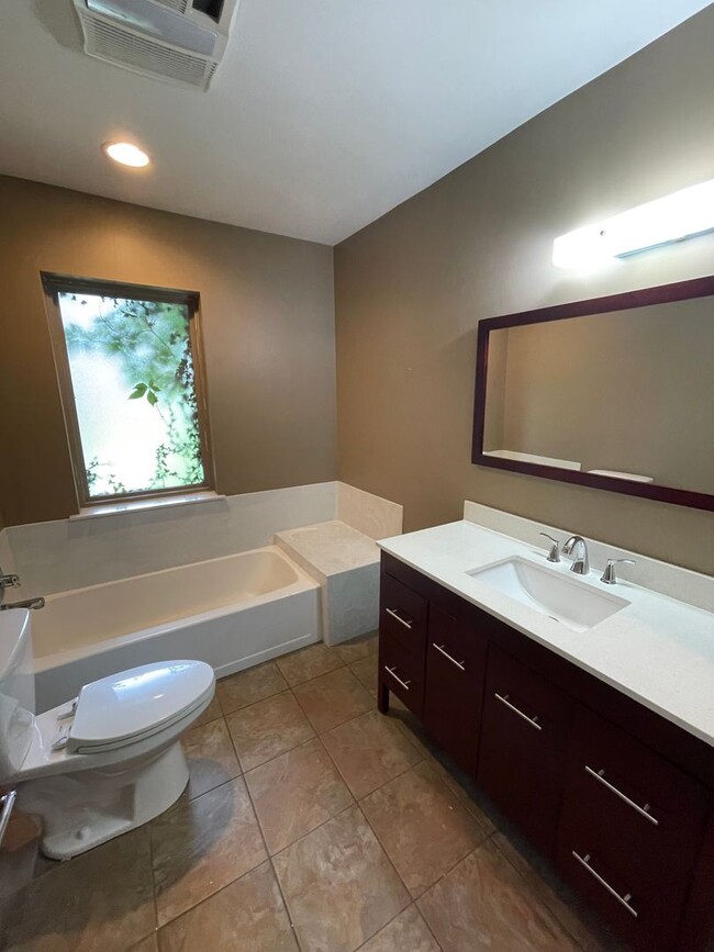 Building Photo - Updated Florence Park South Bungalow! 2 Be...