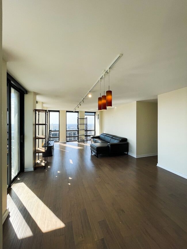Building Photo - 1660 N La Salle Dr