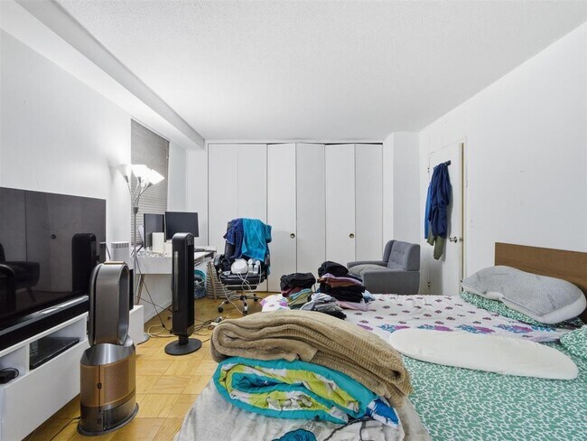 Building Photo - 201 St Pauls Ave