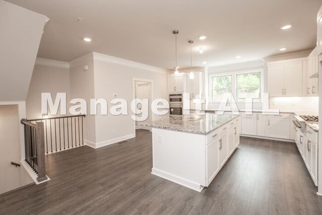Building Photo - 4 Bedroom Townhome in Chamblee