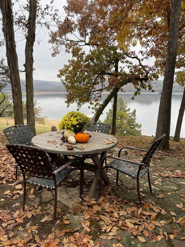 Building Photo - Unique LAKE FRONT cabin for Lease! Steps to water, BEAUTIFUL VIEW! Beaver Lake Garfield area.