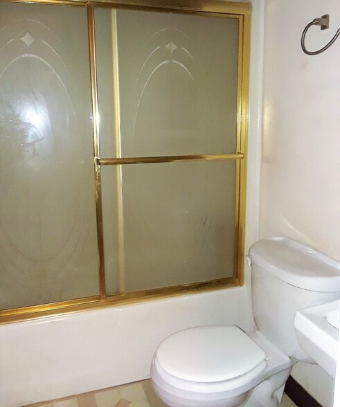 Bath with tub shower combo - 400 Brierly Ln