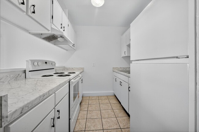 Building Photo - 2417 N Oleander Ave