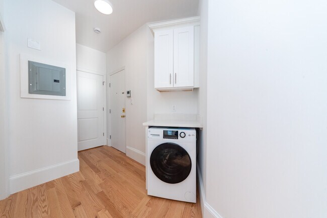 Building Photo - 151 Park Dr