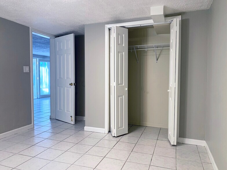 Building Photo - 353 Hillside St