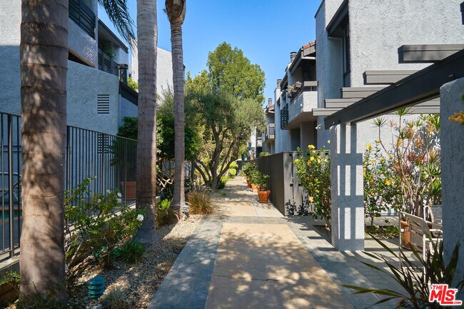 Building Photo - 1937 S Beverly Glen Blvd