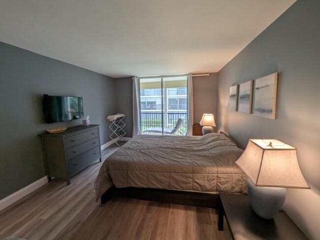 Building Photo - 740 E Ocean Ave