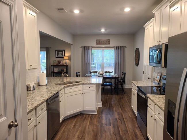 Building Photo - 4 Bed, 2.5 Bath located in Mimosa Bay Comm...