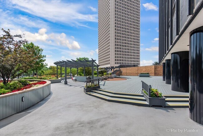 Building Photo - 5415 N Sheridan Rd