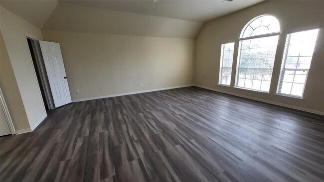 Building Photo - 2026 Silverwater Ct
