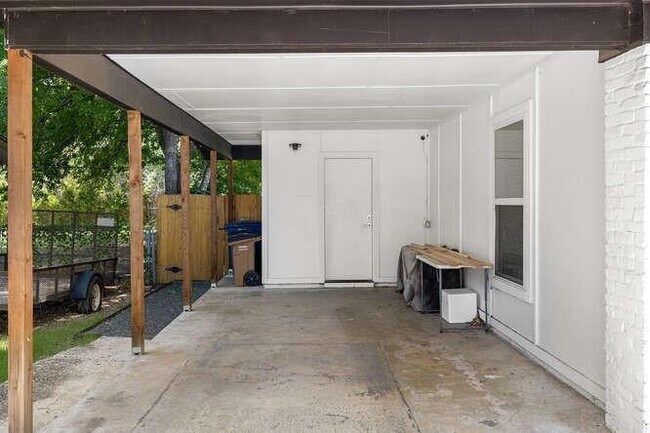 Building Photo - 1606 Sweetbriar Ave