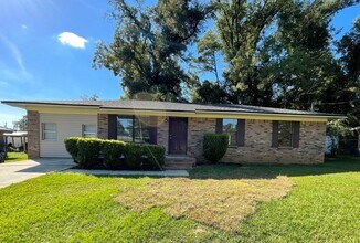 Building Photo - Spacious 3/1 Brick Home in a Low-Traffic c...