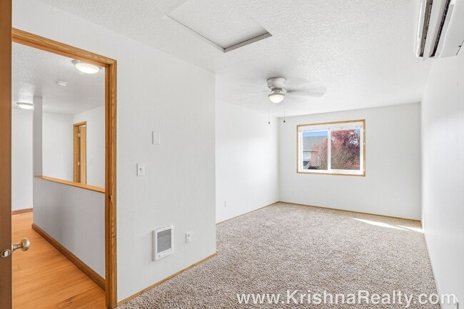Building Photo - Modern 3 BD | 2.5 BA | 1,476 SF | 1-Car Garage | Solar Panels | Mountain View Community