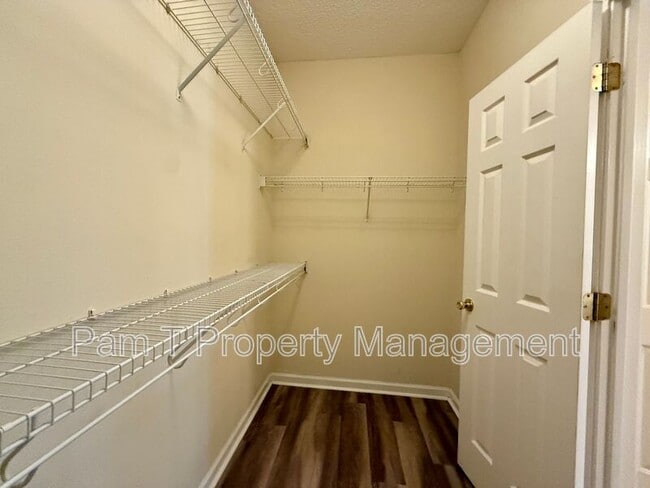 Building Photo - 3 Falkland Ave