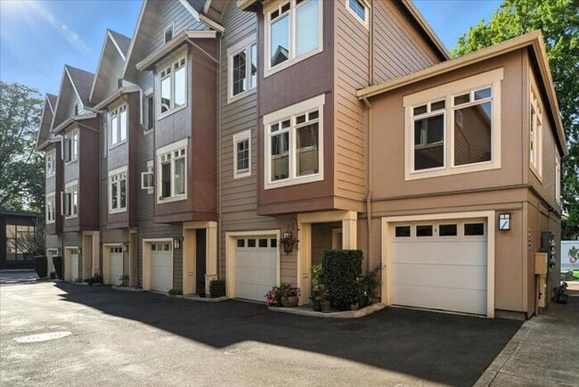 Building Photo - Dual-Purpose Townhome: Perfect for Profess...