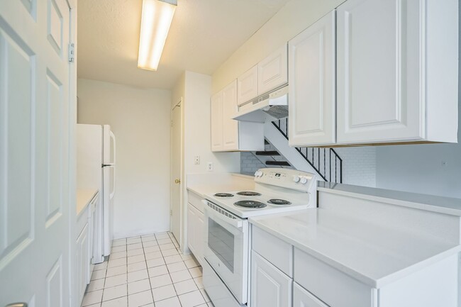 Building Photo - Newly Updated - Spacious Three Bedroom Condo