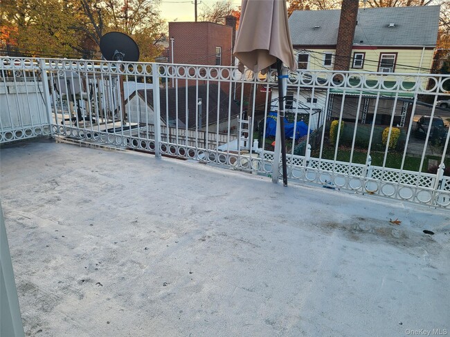 Building Photo - 61-52 148th Pl