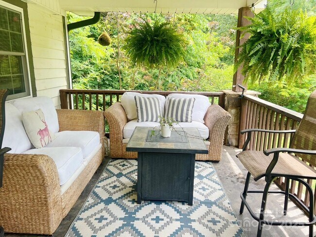 Building Photo - 7471 Lakehaven Dr