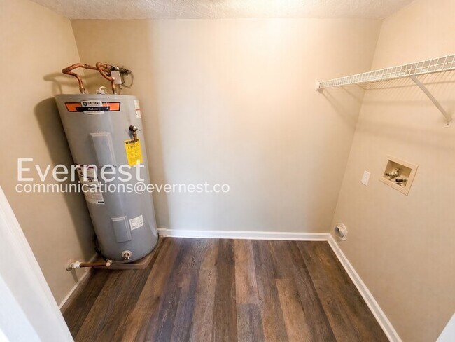 Building Photo - 2-Bed/1.5-Bath Town Home/Available Now!