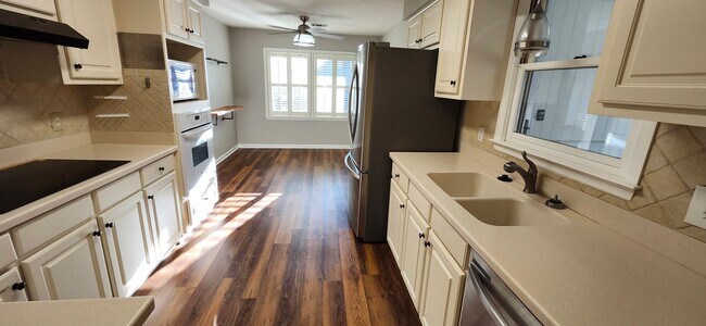 Building Photo - 4 bedroom home in North Columbus