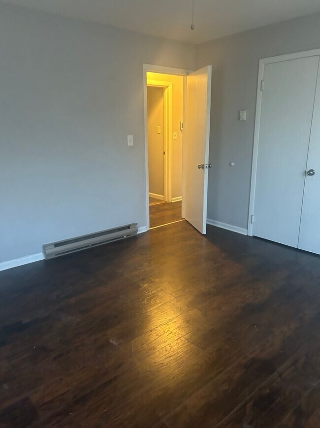 Building Photo - 3 bedroom, 3 bath single family home in So...