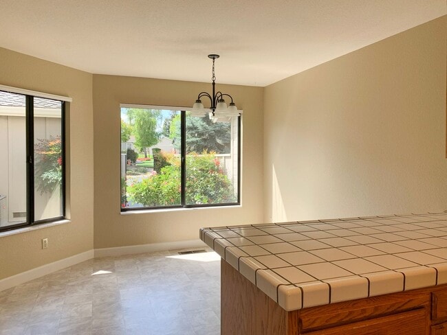 Building Photo - 2 Bedroom / 2.5 Bath Condo in Ridgemark