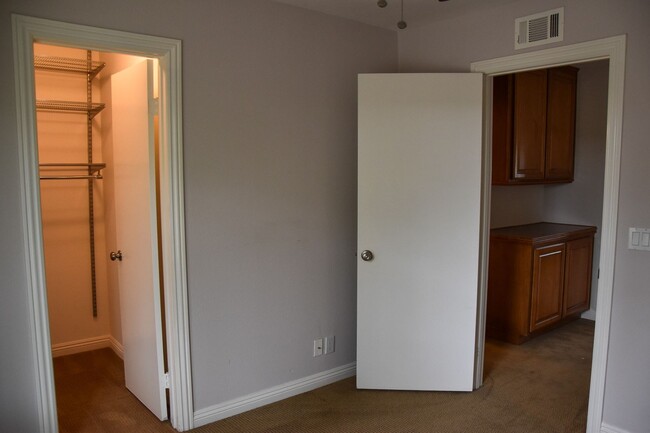 Building Photo - 3 Bedroom 2.5 Bath Hampton Court Condo Nea...