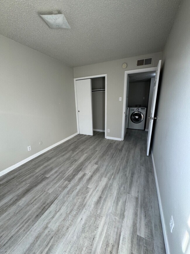 Building Photo - 912 San Pedro Dr SE