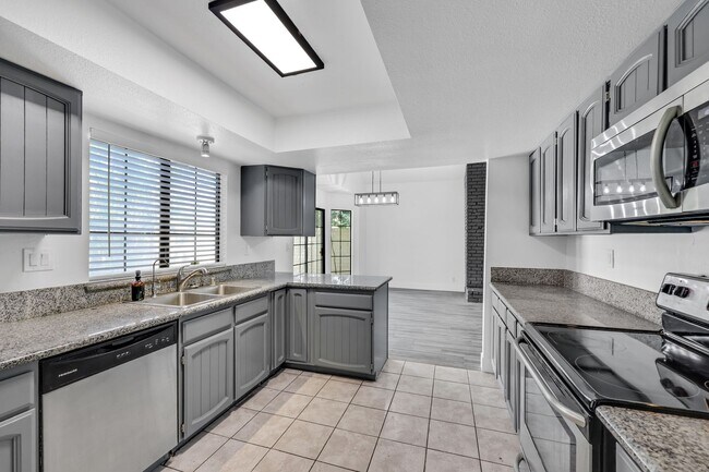Building Photo - Beautiful home in central location