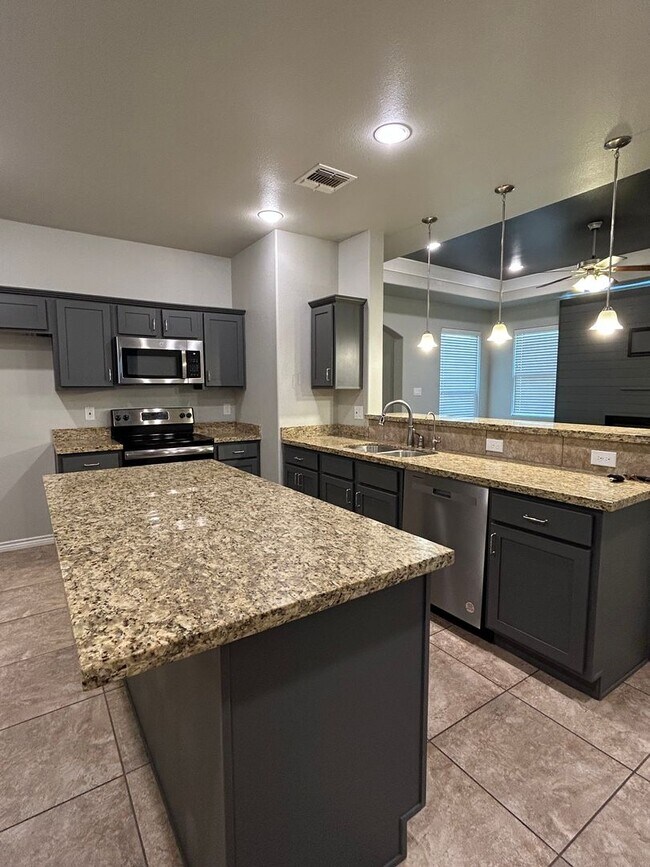 Building Photo - Beautiful Home is Desert Ridge