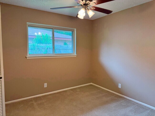 Building Photo - 102 Dalewood Dr
