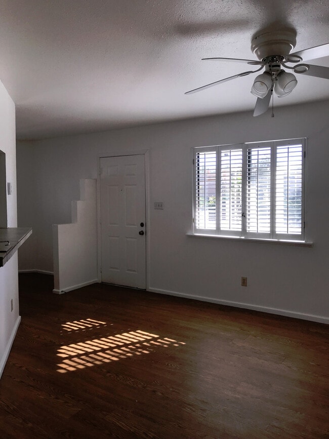 Building Photo - 941