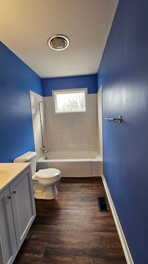 Building Photo - Great Location! Available NOW!