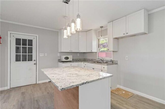 Building Photo - Spacious 3 Bedroom Ranch Home, Completely ...