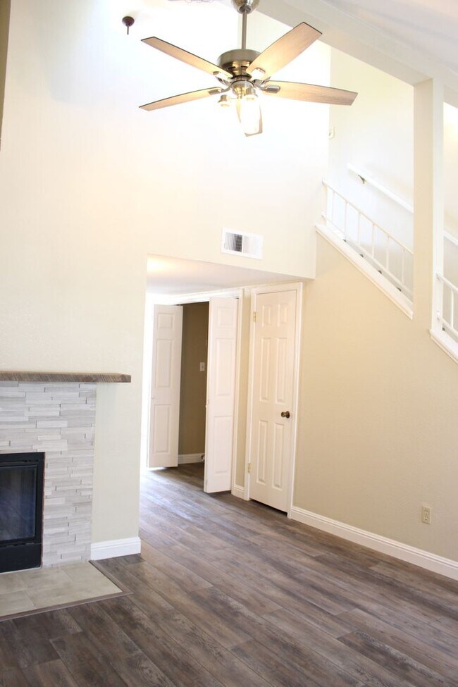 Building Photo - 2600 Brookside Dr
